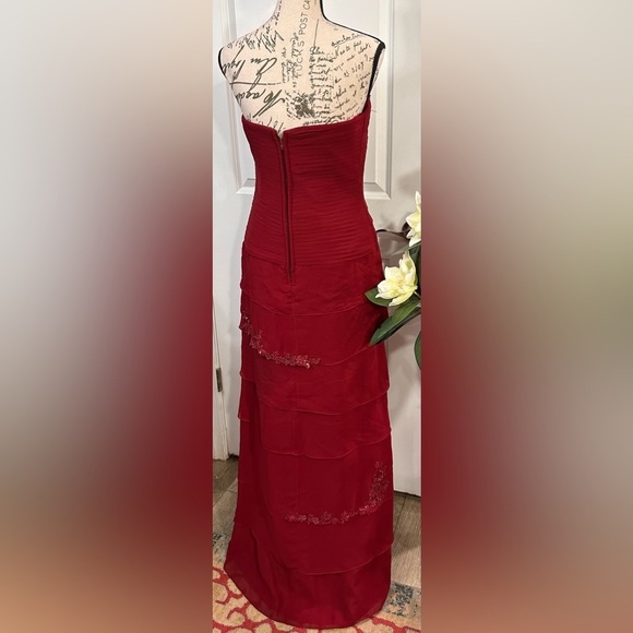 👗Elegant Burgundy Chiffon Layered Formal Gown with Silk Lining -👗 - Picture 8 of 15